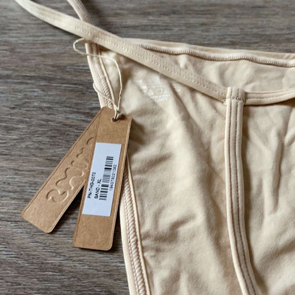 Skims Silky Thong in Sand Size XL - Picture 9 of 10